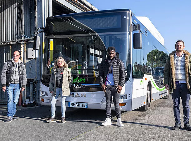 Photos du personnel devant un bus de la Tan