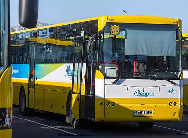 Photo d'un car jaune de transport Aléop